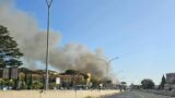 Incendio a Ponte Mammolo: bruciano rifiuti e sterpaglie. Evacuate case e ospiti dell’Hotel Roma Tiburtina