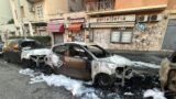 Paura a Centocelle, tre auto vanno a fuoco nella notte: “Hanno lanciato qualcosa da un’auto”