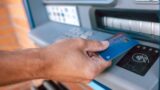 Roma, sorpreso con 4 carte di credito a prelevare allo sportello Atm: arrestato