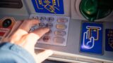 Roma, rapinano 85enne e gli sottraggono bancomat e soldi: li usano per le scommesse e vincono