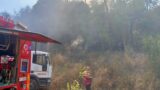 Boccea, vasto incendio in corso. Bruciano alberi e sterpaglie: elicottero sul posto