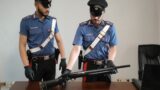 Vuole lasciare il marito, lui la maltratta e la minaccia di morte: in casa un fucile rubato