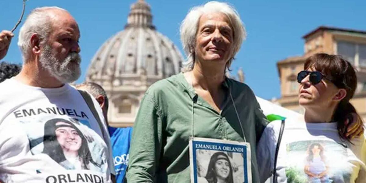 Pietro Orlandi davanti alla Basilica del Vaticano, in piazza San Pietro, in un recente incontro pubblico