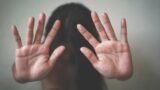 Si finge europarlamentare in cerca di una portaborse: ‘Ti assumo io’, poi la violenta