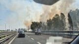 Roma, ancora incendi: due grossi roghi in atto al Prenestino e sulla Roma-Fiumicino. Un intossicato dal fumo (FOTO)