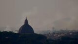 Parco del Pineto, vasto incendio in corso: fumo avvolge la Capitale. Strada chiusa (FOTO)