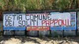 Ostia Antica, striscione nella notte: ‘Comune dei soliti papponi’