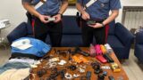 Prati: frantuma i vetri di 16 auto per rubare, arrestato 25enne senza fissa dimora