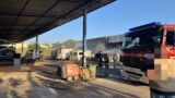 Roma brucia ancora: a fuoco dei mezzi nel carcere di Rebibbia (foto)