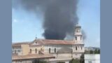 Roma, incendio sul lungotevere Ostiense a pochi passi dalla Basilica di S. Paolo: colonna di fumo nero e aria irrespirabile (VIDEO)
