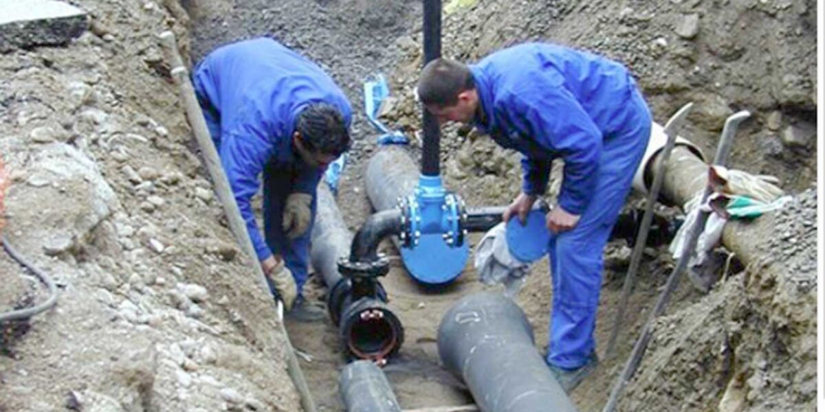 Operai Acea al lavoro sulla rete idrica di Roma - nord