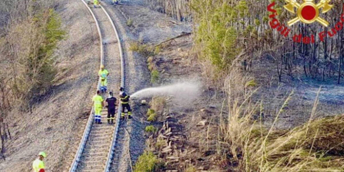 Fiamme sulla Roma-Cassino, le fiamme lambiscono i binari