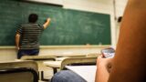 Valditara: “Stop a cellulari in classe alle elementari e alle medie”