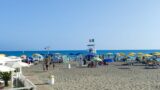 Ostia, abusi su una bambina di 13 anni nella spiaggia libera: il racconto dei bagnanti
