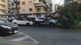 Tragedia sfiorata a Roma: albero crolla e centra due auto (FOTO)