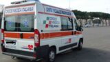 Roma, extracomunitario aggredisce infermiere in ambulanza durante il trasporto dall’ufficio immigrazione: prima lo prende a calci, poi gli rompe il polso