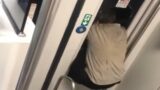 Tira il freno di emergenza del treno, rompe il vetro e fugge: panico sulla linea Cesano-Roma Ostiense (VIDEO)