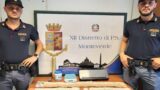 Roma, scoperto appartamento ‘stupefacente’: droga nascosta (anche) nelle scarpe