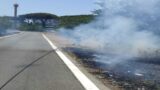 Incendio sulla Pontina a ridosso del campo nomadi di Castel Romano: disagi alla viabilità