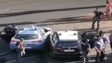 Roma, incidente tra un’auto dei Carabinieri e una della Polizia: agente finisce in ospedale, tram bloccati