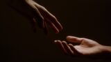 Terribile incidente ai Castelli: ‘Sono salva grazie un ‘angelo’, vorrei conoscerlo e ringraziarlo’. L’appello