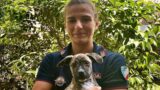 Cane abbandonato in strada a Fiumicino, poliziotta lo vede e lo salva: ‘Milo lo adotto io, vivrà con me’