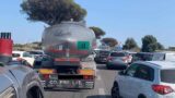 Pontina, traffico in tilt a causa di un incidente e un rogo. Camion si ribalta sulla Laurentina. I pendolari: “Siamo sequestrati”