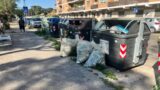 Ostia, le ditte incaricate dal Comune tagliano l’erba e… gettano i sacchi nei marciapiedi