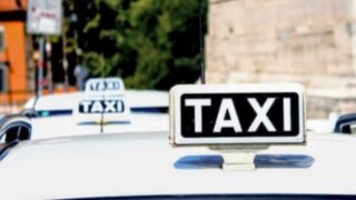 Contrordine per i Taxi di Roma, ad agosto organico ridotto del 25%, ma dal 29 tornano a lavoro anche le licenze “a riposo”