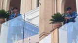 Ultimo scherza coi fan: “Vi abbraccio dopo, mo’ fateme dormì”