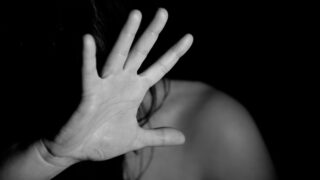 Tentato femminicidio a Tivoli. ‘Tu sei solo mia’, prende a calci e pugni la compagna e la perseguita
