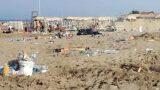 Spiagge del litorale ridotte a pattumiera dopo la notte di ferragosto: “E’ uno scempio”