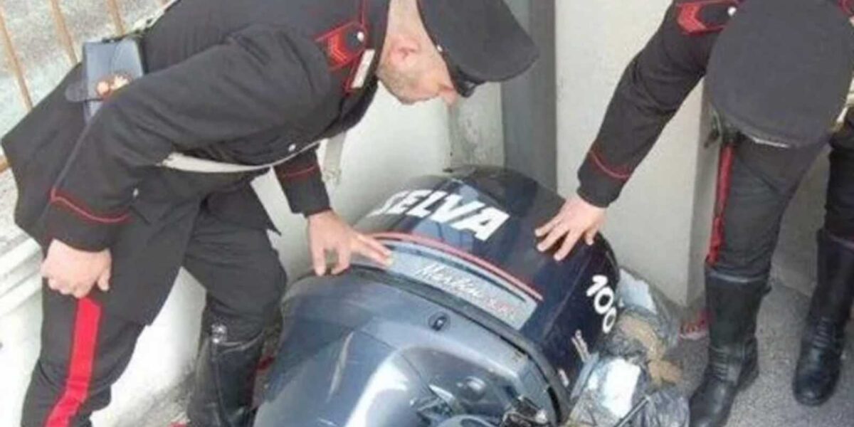 Carabinieri alle prese con il furto dei pezzi di un motore di una barca, foto generica d'archivio