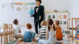 Scuola dell’infanzia a Roma, via al maxi piano assunzioni: 1005 nuovi educatori e insegnanti entro il 2025
