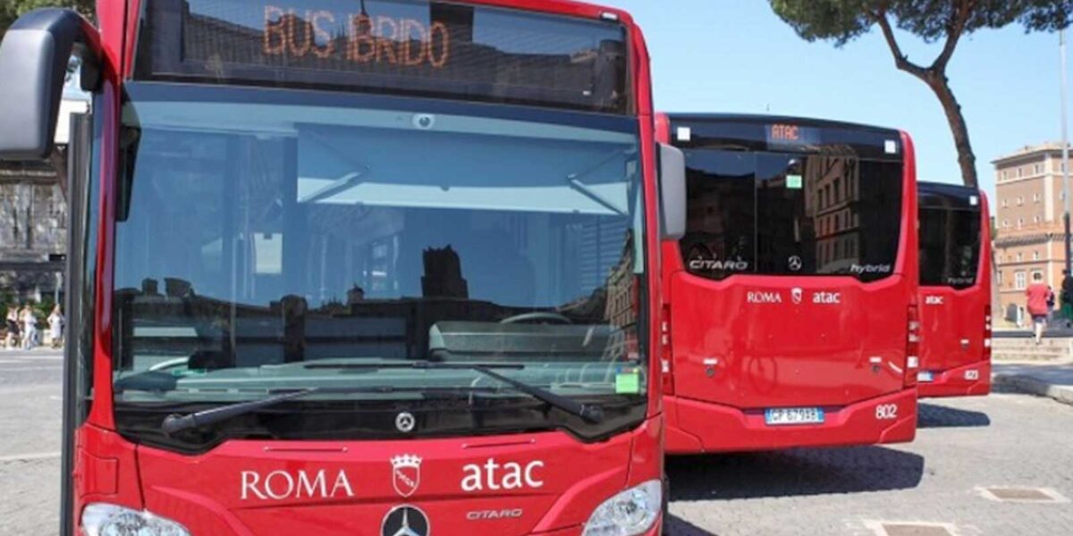 Un bus Atac al centro di Roma