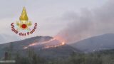 Bosco in fiamme alle porte di Roma, case a rischio: in azione gli aerei canadair di Ciampino