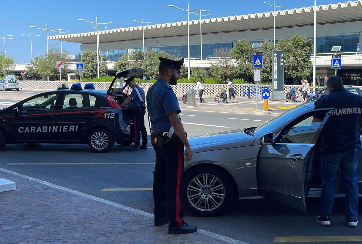 Controlli dei carabinieri a Fiumicino
