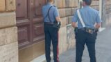 Roma, tenta di entrare con la forza in casa della ex per vedere i figli: arrestato per stalking un 38enne