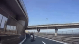 Roma, contromano a tutta velocità con la moto sulla Tangenziale Est: tragedia sfiorata (VIDEO)