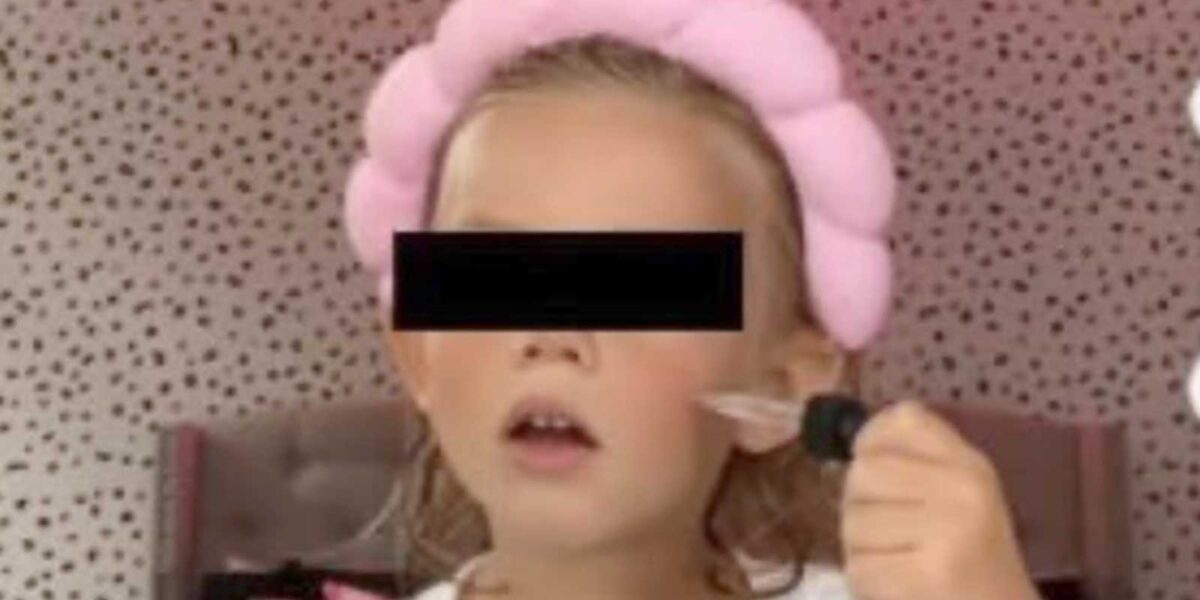 Una bimba intenta a truccarsi in una fascia d'età protetta