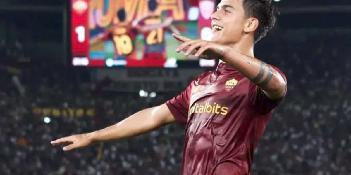 Paolo Dybala sotto la curva sud dello stadio Olimpico di Roma