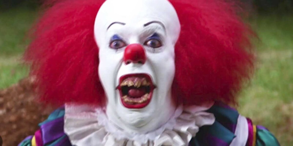 Ostia, una maschera da clown simile a quella usata dal rapinatore della Farmacia Stella Polare di Ostia