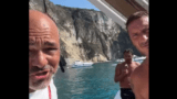 “È arrivato!”: Francesco Totti sul ‘barchino dei gelati’ a Palmarola, bagnanti e tifosi impazziti (VIDEO)