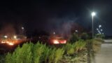 Tor San Lorenzo, incendio nella notte a ridosso delle case popolari