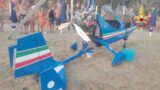 Minturno, ultraleggero (ispirato alle Frecce Tricolori) cade in mare: paura tra i bagnanti