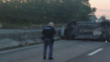 Pontina, auto perde il controllo e si ribalta all’alba
