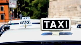 Taxi in rivolta a Roma: sit-in in Campidoglio contro abusivi e concorrenza irregolare
