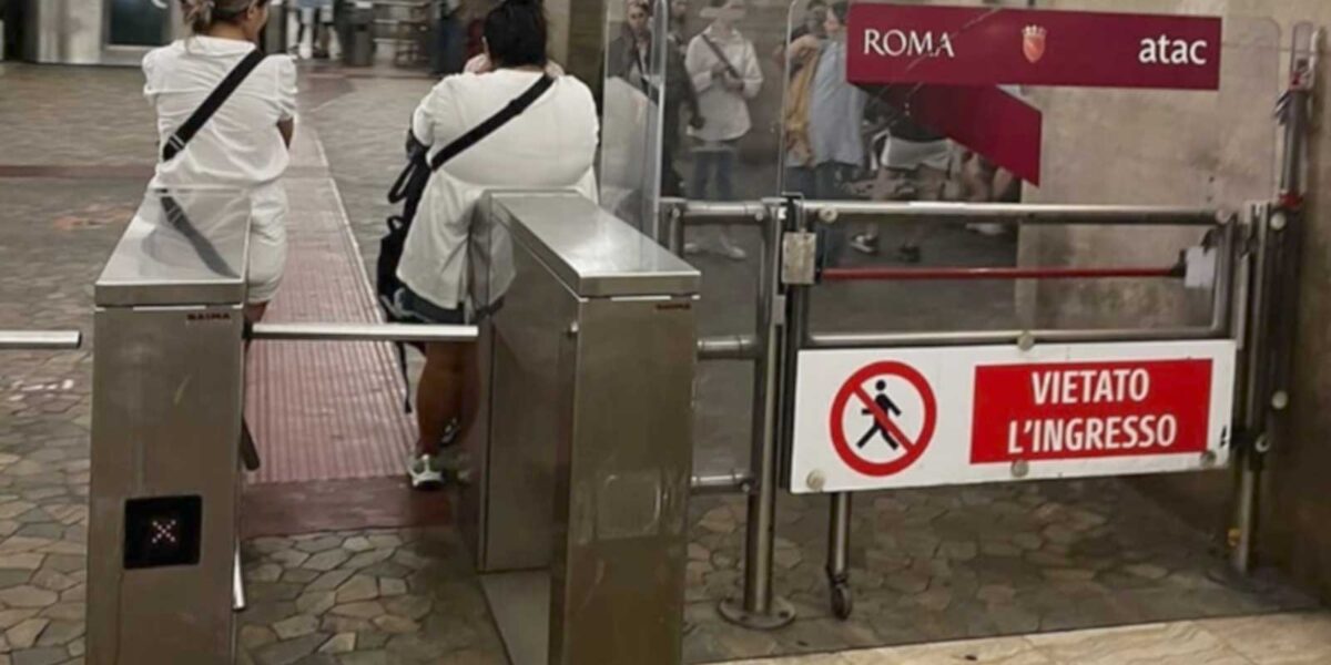 Roma Termini, le borseggiatrici sedute sui tornelli di ingresso della metro