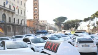 Roma, sciopero dei Taxi, rivolta contro Uber e il “caporalato tecnologico”: corteo da Fiumicino a Montecitorio