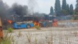 Roma, bus in fiamme al deposito Atac della Magliana, a ridosso del campo rom